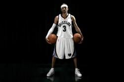 爱游戏娱乐-英格拉姆爆发撕裂防线，雄鹿稳扎稳打轻取浙江队