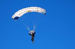 AYX体育赛事-赛道上的巨人，当文班亚马在F1街道赛中横扫鹈鹕