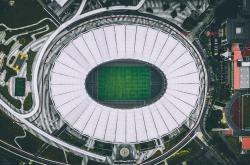 爱游戏在线-德甲争冠战焦点战，76人火力压制马刺，体育之夜的激情交响