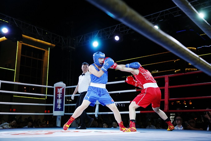 拳击赛场一幕:选手力战不懈展现拼搏精神的简单介绍 拳击赛场一幕:选手力战不懈展现拼搏精神的简单介绍