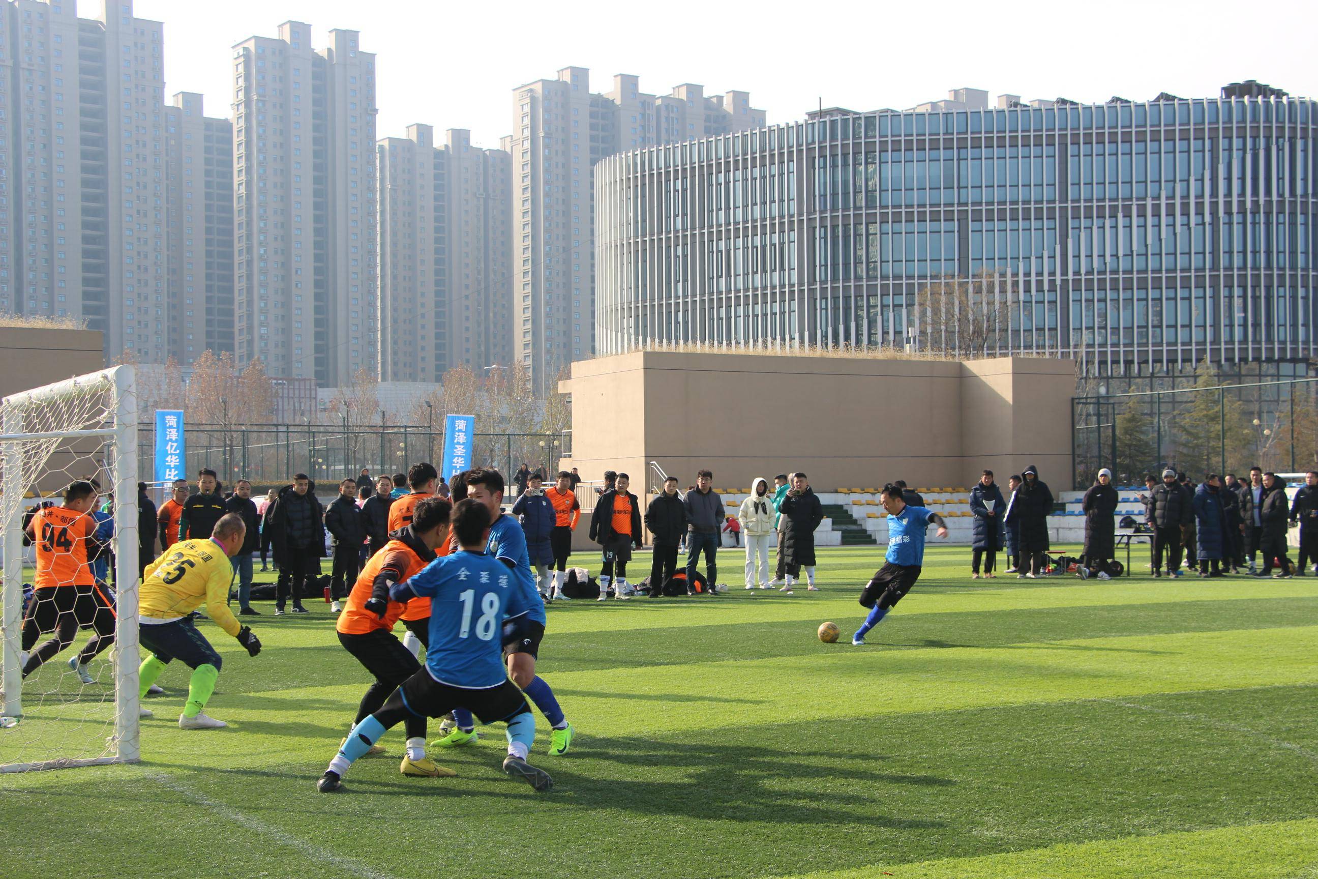 足球比赛中，技术与智慧同样重要