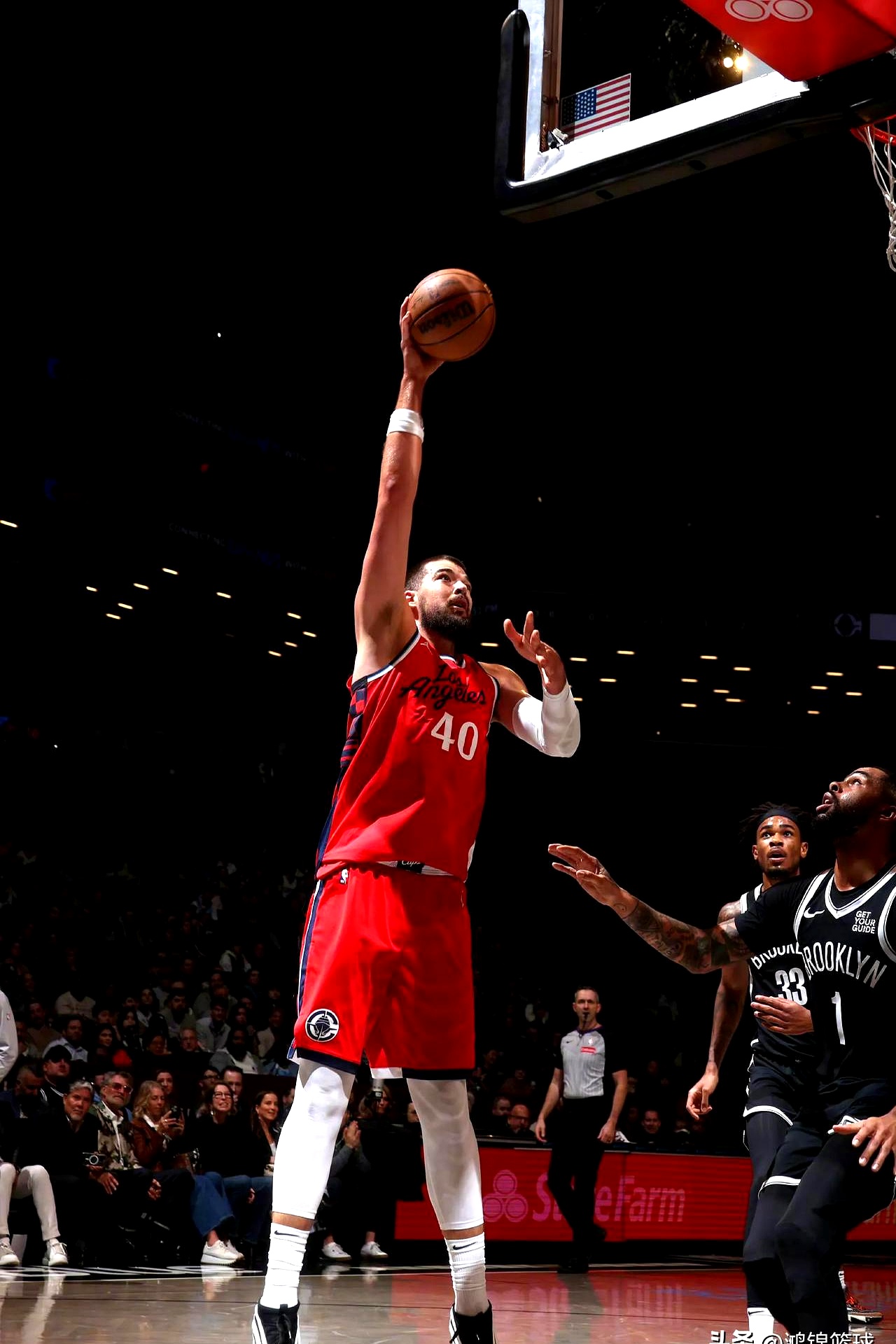 快船队防守稳固,成功守住胜局 快船队防守稳固,成功守住胜局