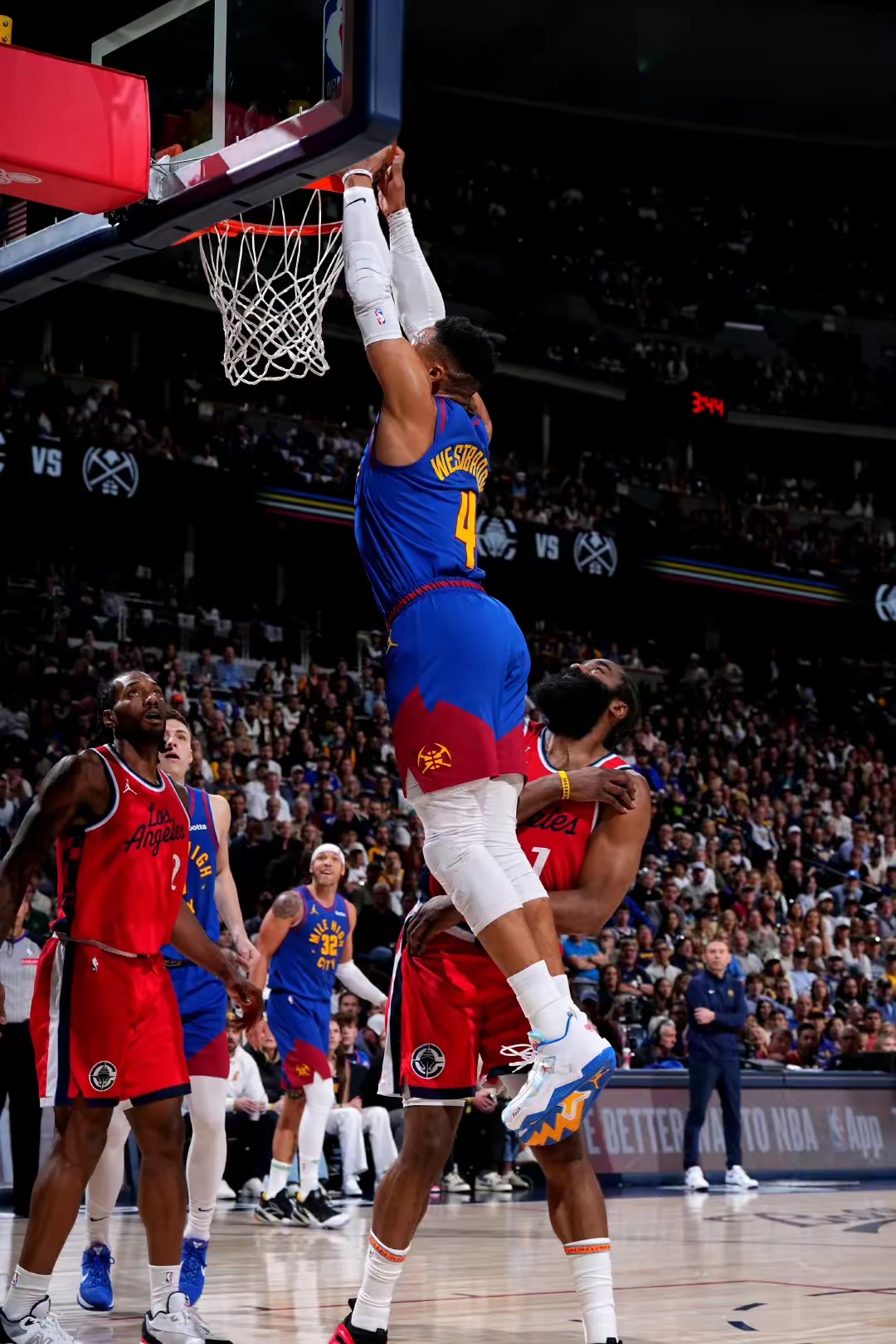 快船队防守稳固,成功守住胜局 快船队防守稳固,成功守住胜局