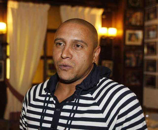 法国前锋卡洛斯单刀进球扩大比分优势 法国前锋卡洛斯单刀进球扩大比分优势