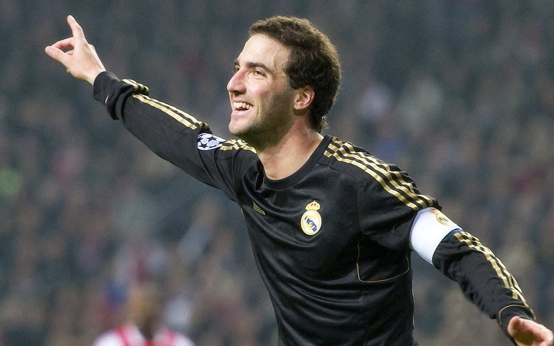 完美与封锁，足球世界的两极叙事—哈兰德闪耀与阿尔及利亚的战术启示