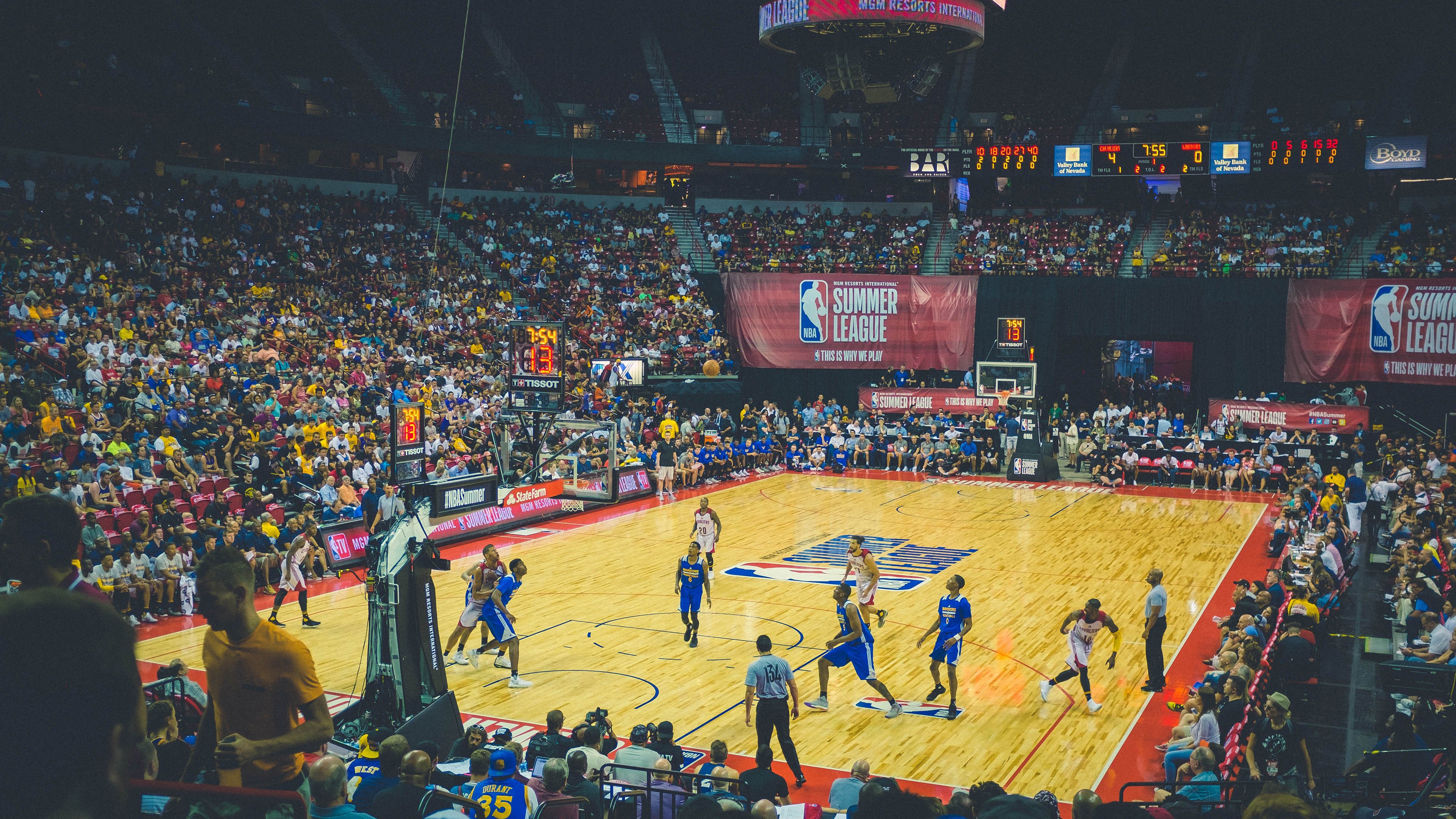 霍勒迪接管世界排名争夺战，雄鹿如何从灰熊手中夺走胜利